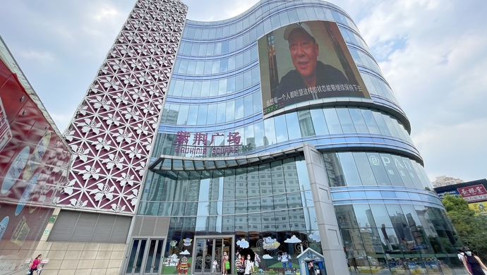 繁忙的控江路上,紫荆广场作为杨浦区的一个老牌商场日前在升级改造后