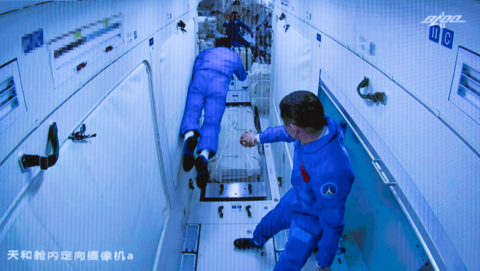 聂海胜则说.网友:可爱