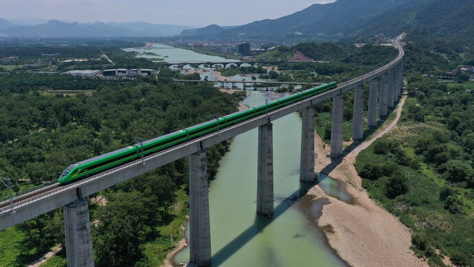 摘要:台州市郊铁路开通,带动旅游,改善通勤——花小钱用足铁路运能