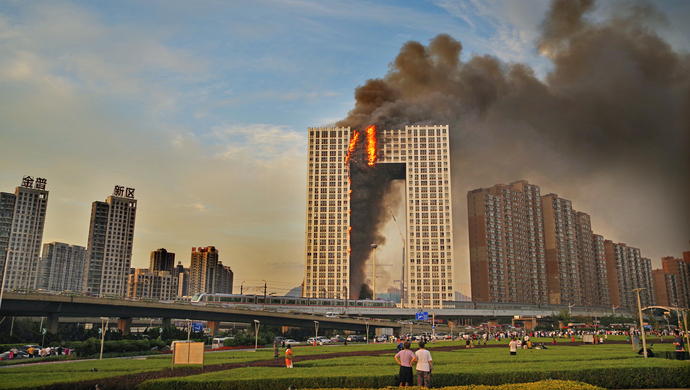 连烧七小时,高楼火灾殃及二十层,财产损失谁承担?