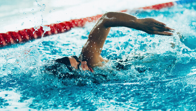 最会游泳的联播主播过招傅园慧他使出了洪荒之力