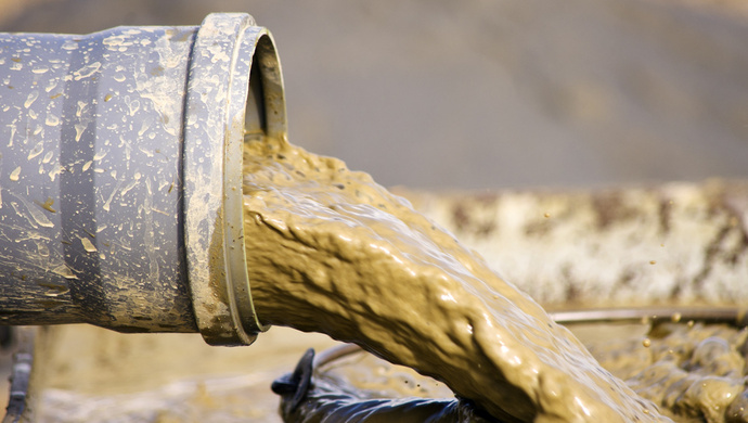 摘要:当事人韩某某承认已连续10来天往鸿江主河道倾倒50多车泥浆水.