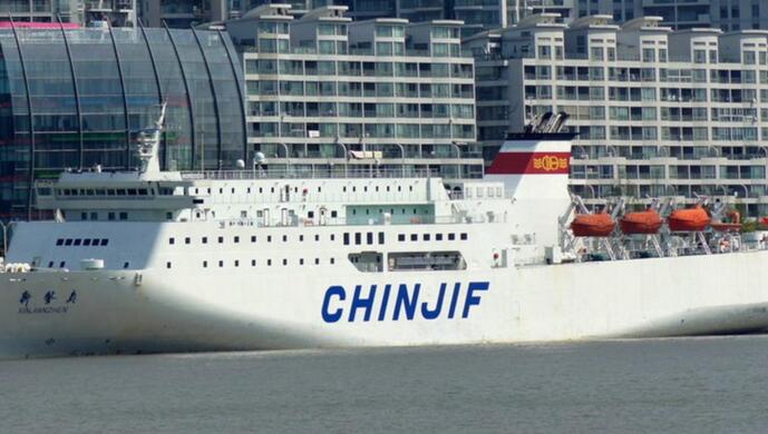 "苏州号"和"新鉴真"中日班轮. 吴淞海关关员对"新鉴真"货物进行查验.