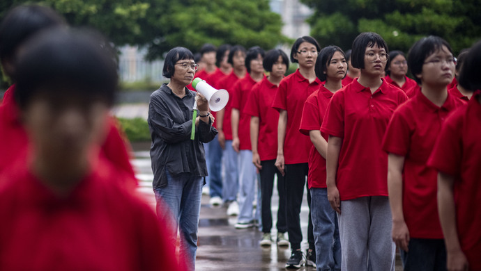 华坪女高开学了,张桂梅对孩子们说