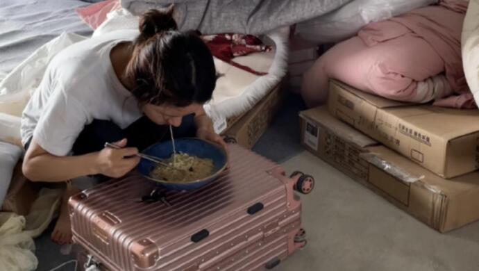 莉娜的故事在平台上疯传,是从她蹲在行李箱旁吃泡面的漫画头像开始的.