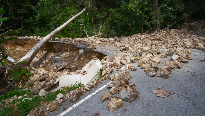 突发泥石流!10余人失联
