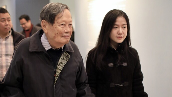 摘要:翁帆在文中记录了与杨振宁一起生活时的几个细节