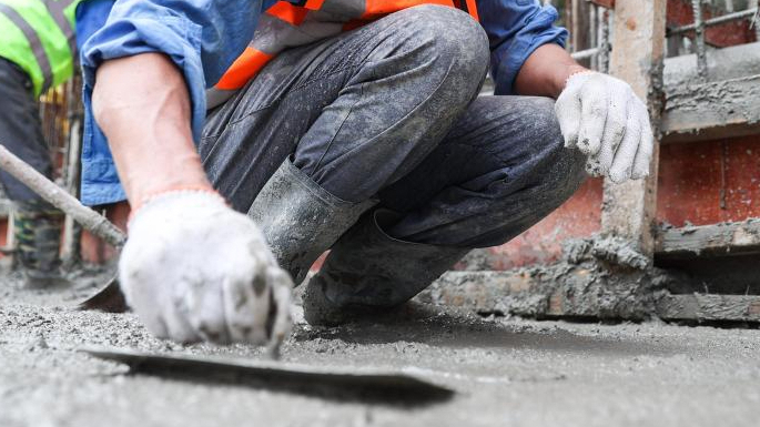 90后泥瓦工一家三口半月收入4万业内公司发声