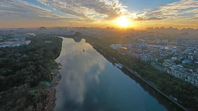 连日来,广西桂林遭遇持续性强降雨,漓江水位迅速上涨,截至6月17日17