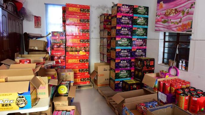 上海警方侦破特大非法经营烟花爆竹案收缴1000余箱非法烟花爆竹