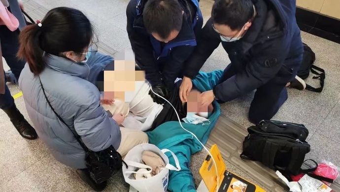 上海地铁不会使用AED 当事站长和医生复原事件全过程,真的和网传不一样