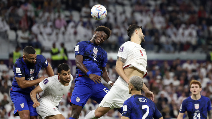 美国伊朗正踢世界杯下半场,拜登宣布→_上观新闻