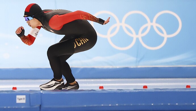 高亭宇打破速度滑冰男子500米奥运会纪录