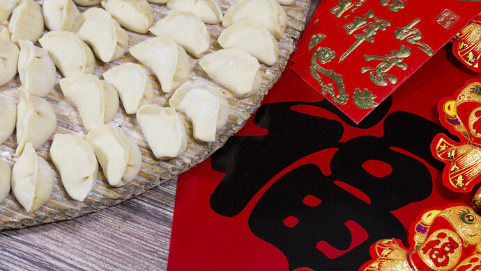 女子过年吃硬币饺子图好彩头不料误吞卡食道