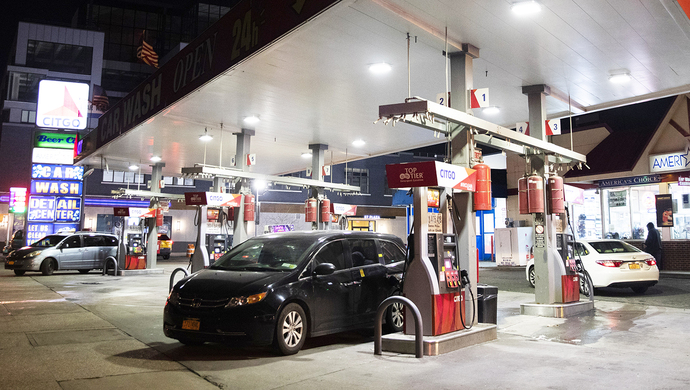 美国汽油平均价格为每加仑 4 美元，预计未来将继续上涨
