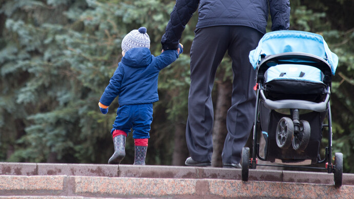 老人索要带孙费法院是否该支持