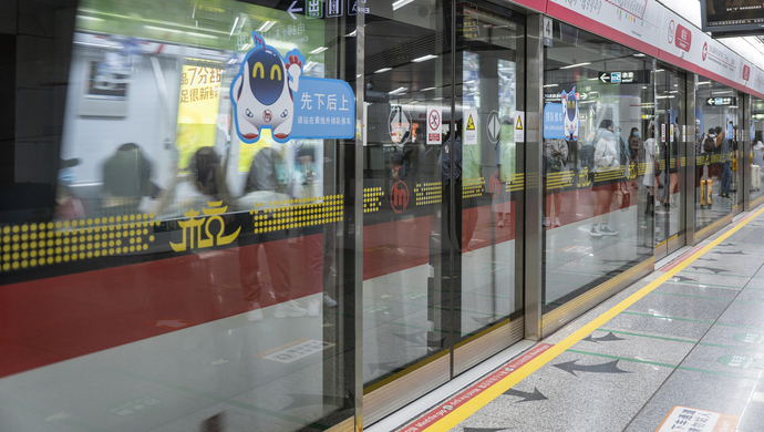 杭州地铁1号线此站内涌入大量水,现场运来沙袋,正在紧急排水!