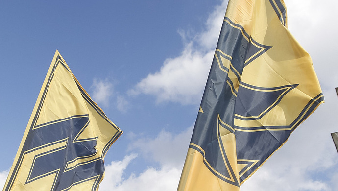 乌克兰运动员在领奖台上突然展示一面旗帜