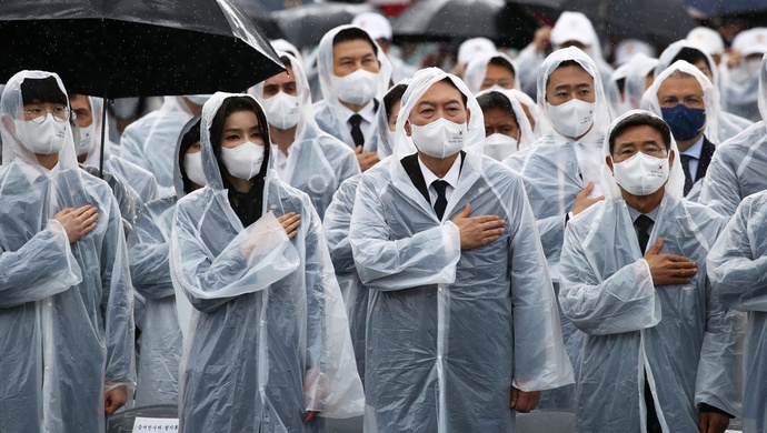 為英雄默哀時穿雨衣尹錫悅在國內被批評引發爭議