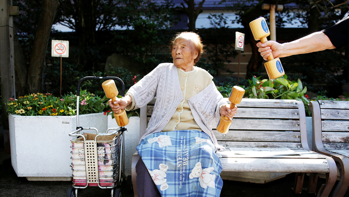 日本百岁老人数量创新高,但一个细节让人吃惊!_上观新闻