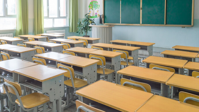 鄂尔多斯市东胜区第四小学五年级某班家委会组织收款重新装修教室,让