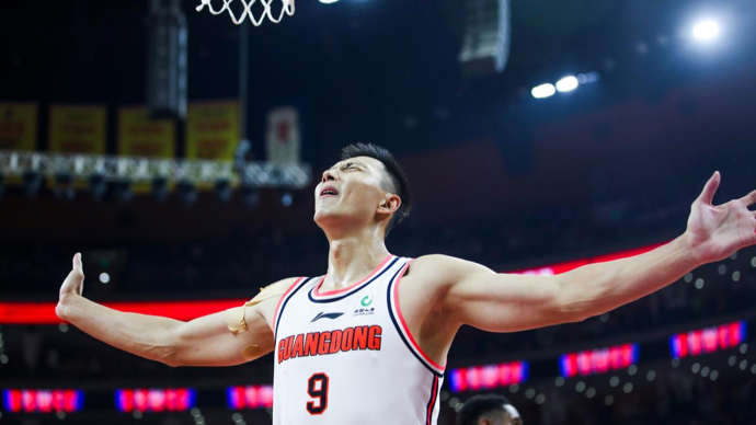 广东宏远篮球俱乐部致敬永远的9号将为易建联举办退役仪式