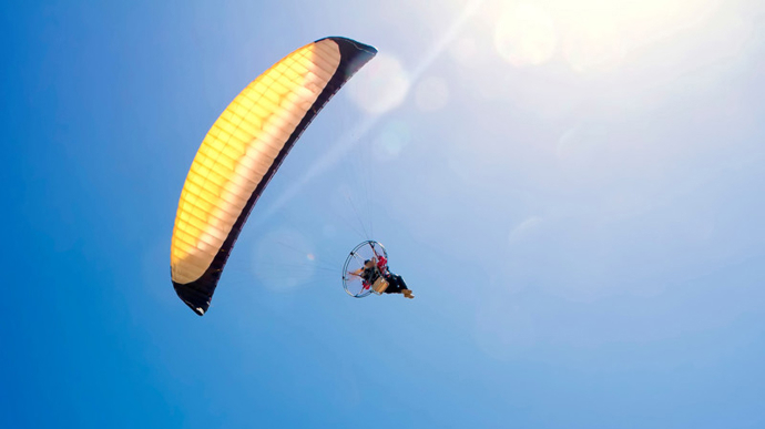 株洲一架动力滑翔伞坠落桥面飞行员受伤飞行营地机器出现故障熄火