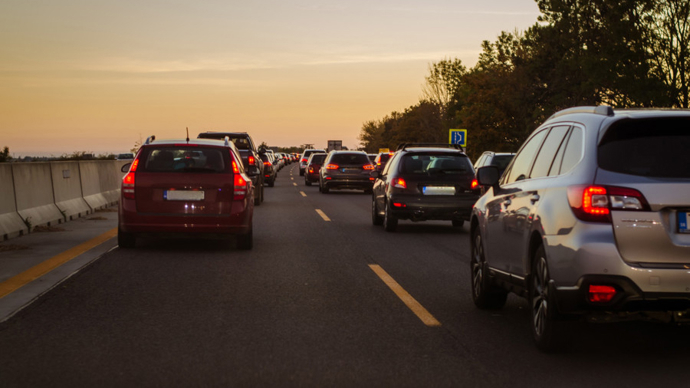 合安高速严重堵车7小时交警有车辆自燃