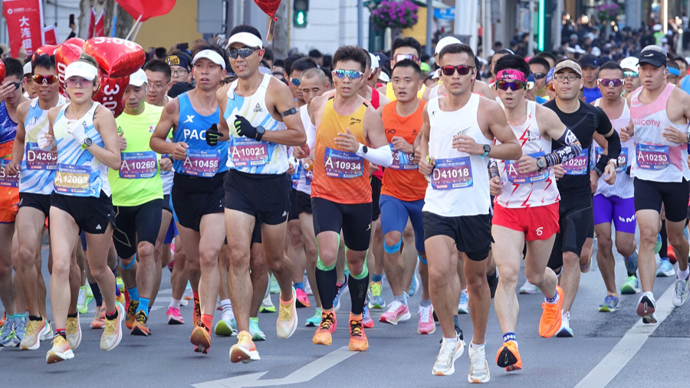 大连马拉松中国选手冲刺时被工作车阻挡当事人回应