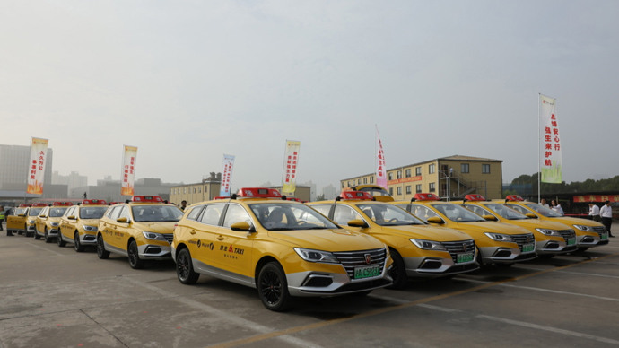 上海老牌出租车企业组建新车队时代记忆红顶灯再现街头