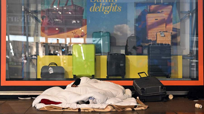 英内政大臣露宿街头是一种生活方式慈善组织政府失败的标志