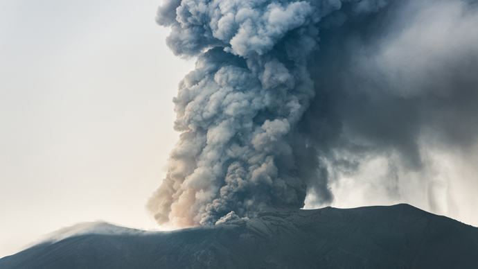 印尼马拉皮火山喷发火山灰柱高约3000米