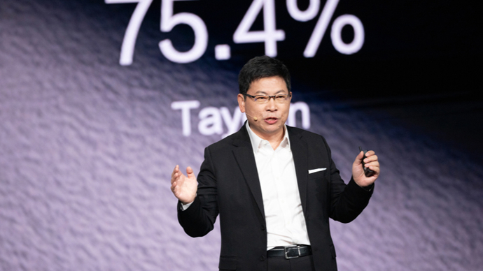 华为常务董事,终端bg ceo,智能汽车解决方案bu董事长余承东在年会上