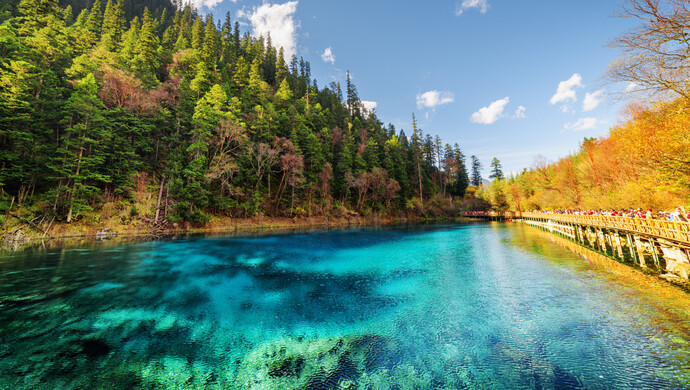 有网友到九寨沟旅游发现,被誉为"九寨之眼"的九寨沟五彩池水位下降
