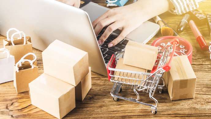 大学生网购演出服穿完集体退商家崩溃晒订单律师这样做犯法