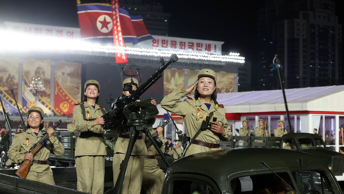 朝鲜夜间大阅兵新型装备引关注