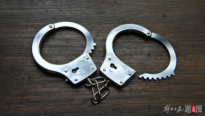 男子自称公务员威胁交警扬言“砍手”,大连警方:非公职人员,系公司董事长,已行拘