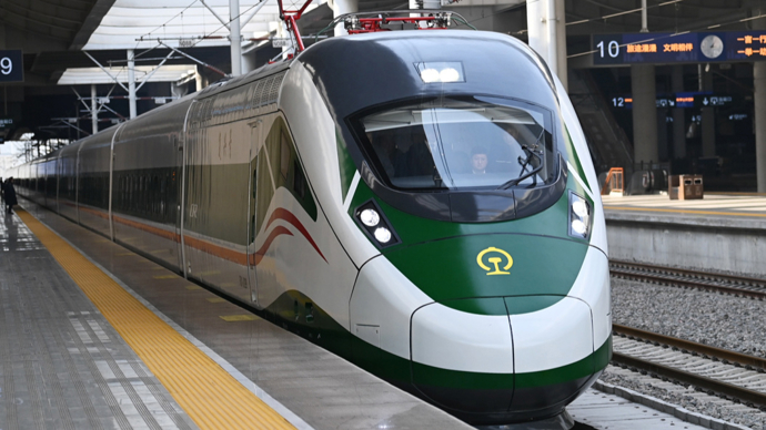 经济新方位)广西桂林,一列复兴号动车组列车经过贵广高铁幸福源特大桥