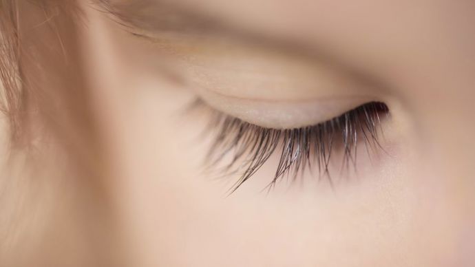 过年三件套受追捧女大学生睫毛精变辣眼睛医生提醒