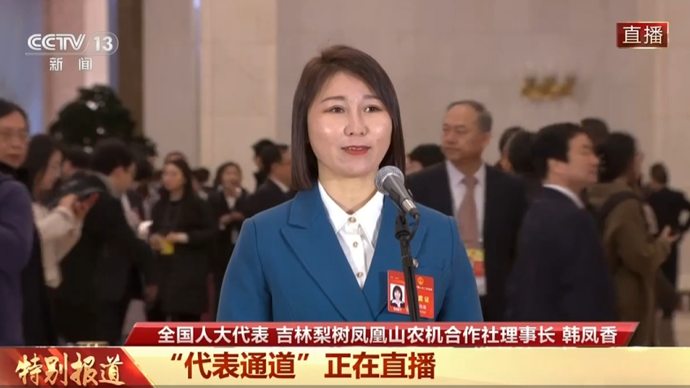 乡亲们问全国人大代表,地里的秸秆你都不收拾,不就是懒吗?