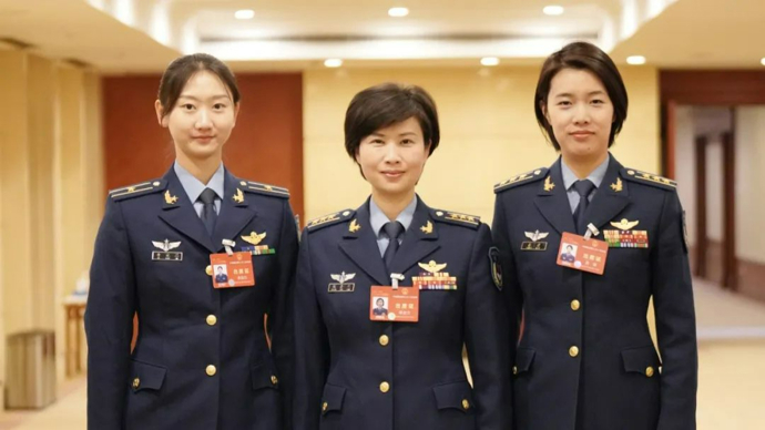 空军三代女飞两会"同框"飞行是职业,更是信仰飞行员陈金兰(中),张潇