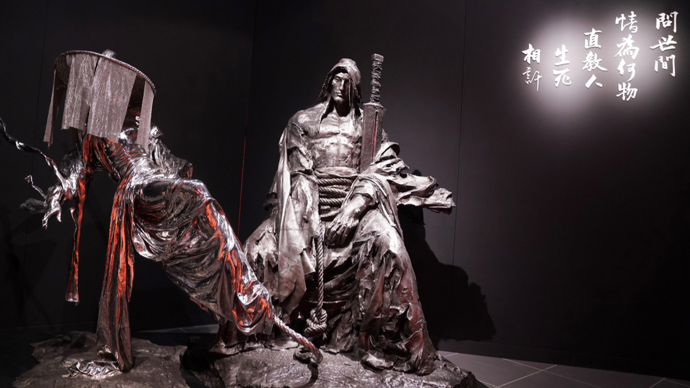 纪念金庸诞辰百年郭靖降龙十八掌雕塑亮相香港国际机场