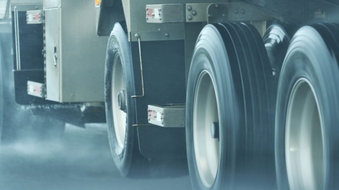 起伏路段颠簸路段,单双边桥……汽车兵的"丝滑"操作让不少网友表示"