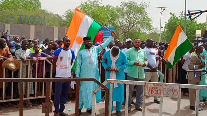 在刚刚过去的周末(4月13日),大批尼日尔民众走上首都尼亚美的街头举行