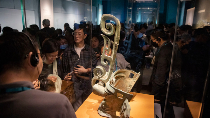 来自黑龙江的李先生成为上海博物馆东馆第100万名观众,获赠上博馆长