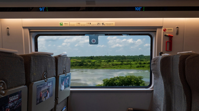 700多元买的高铁靠窗一等座,却并没有窗户!乘客愤怒投诉,12306回应