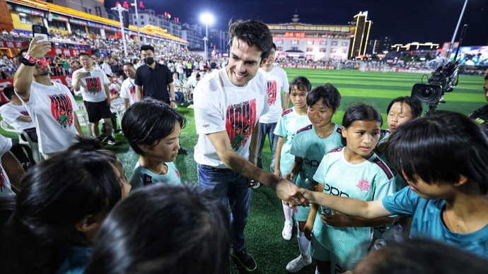 "27日晚,在贵州省黔东南苗族侗族自治州榕江县的贵州"村超"足球场内