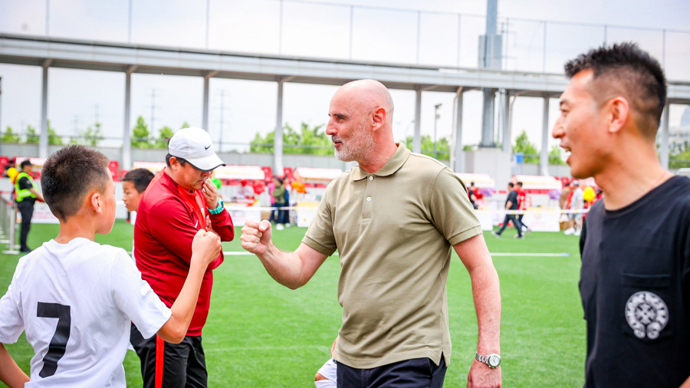 4岁天才后卫严防死守李圣龙,海港队主教练穆斯卡特定