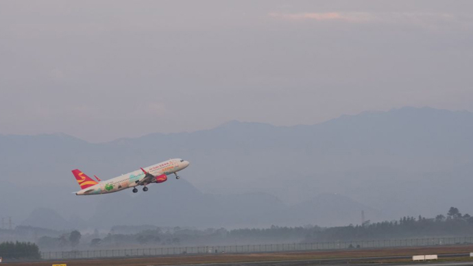 着中国国产航空子午线轮胎的空客a320飞机在广西桂林两江机场平稳降落