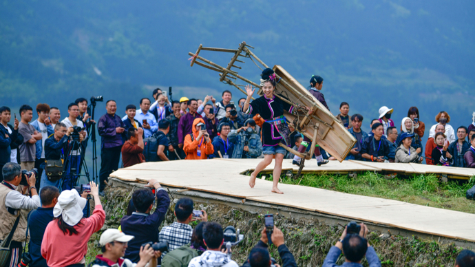 上观时评｜乡村T台何以出圈？